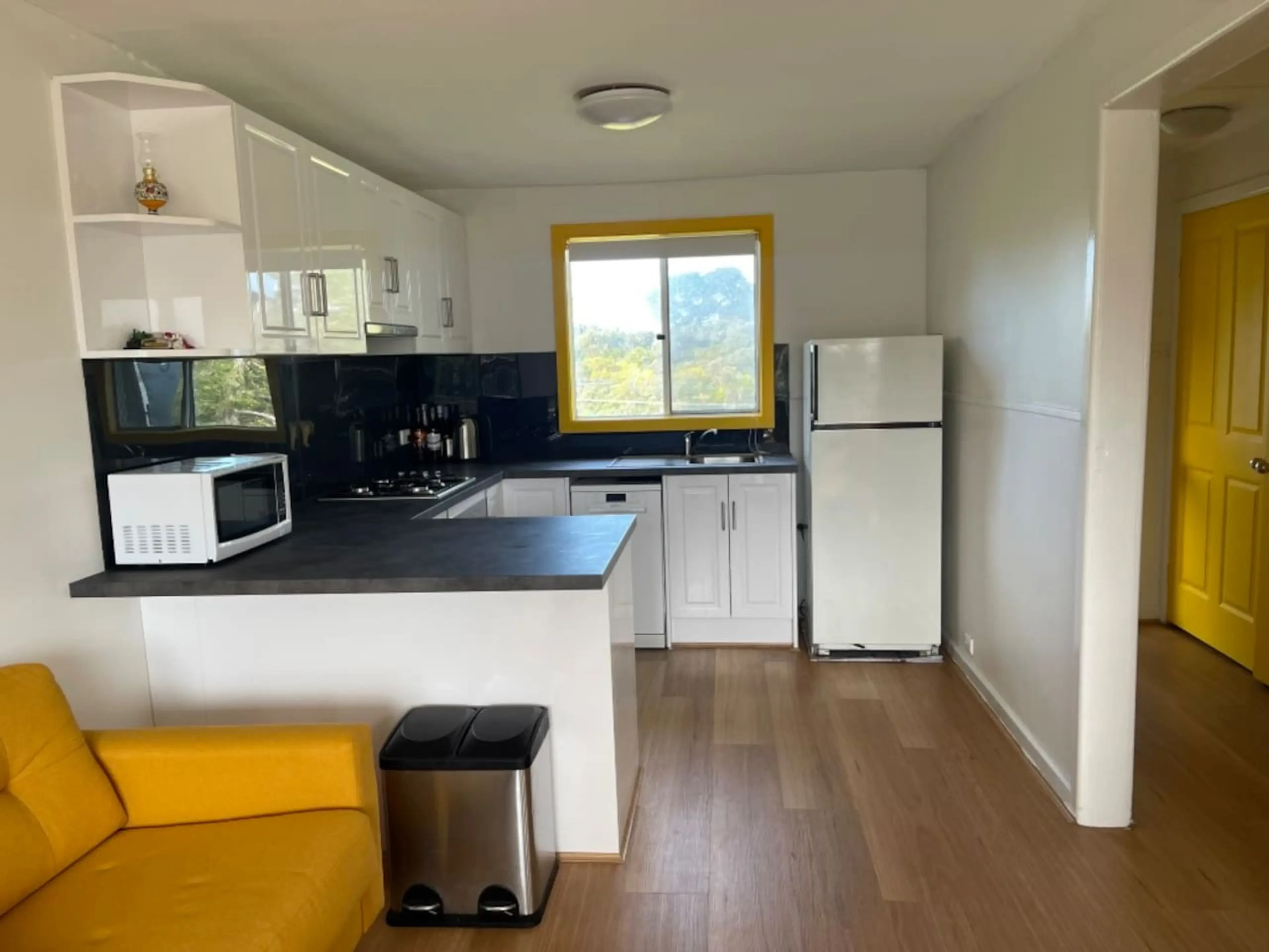 Cosy Tin Shack kitchen and dining area