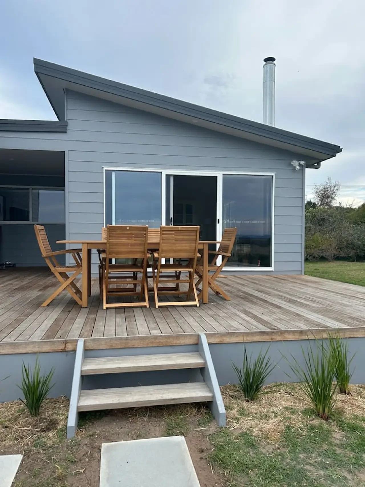 Roo Views exterior deck with outdoor dining and garden
